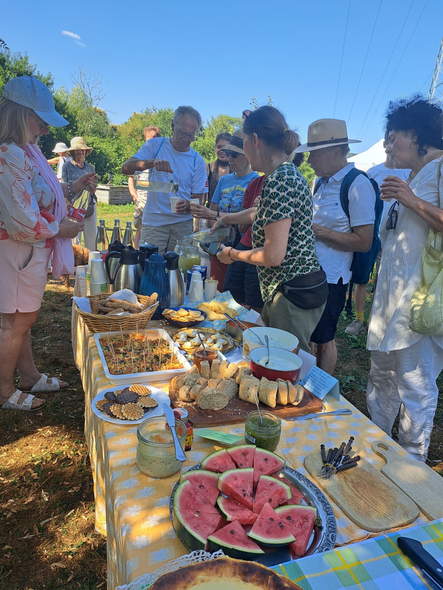 Das Foto zeigt Gäste des Gartencafes.