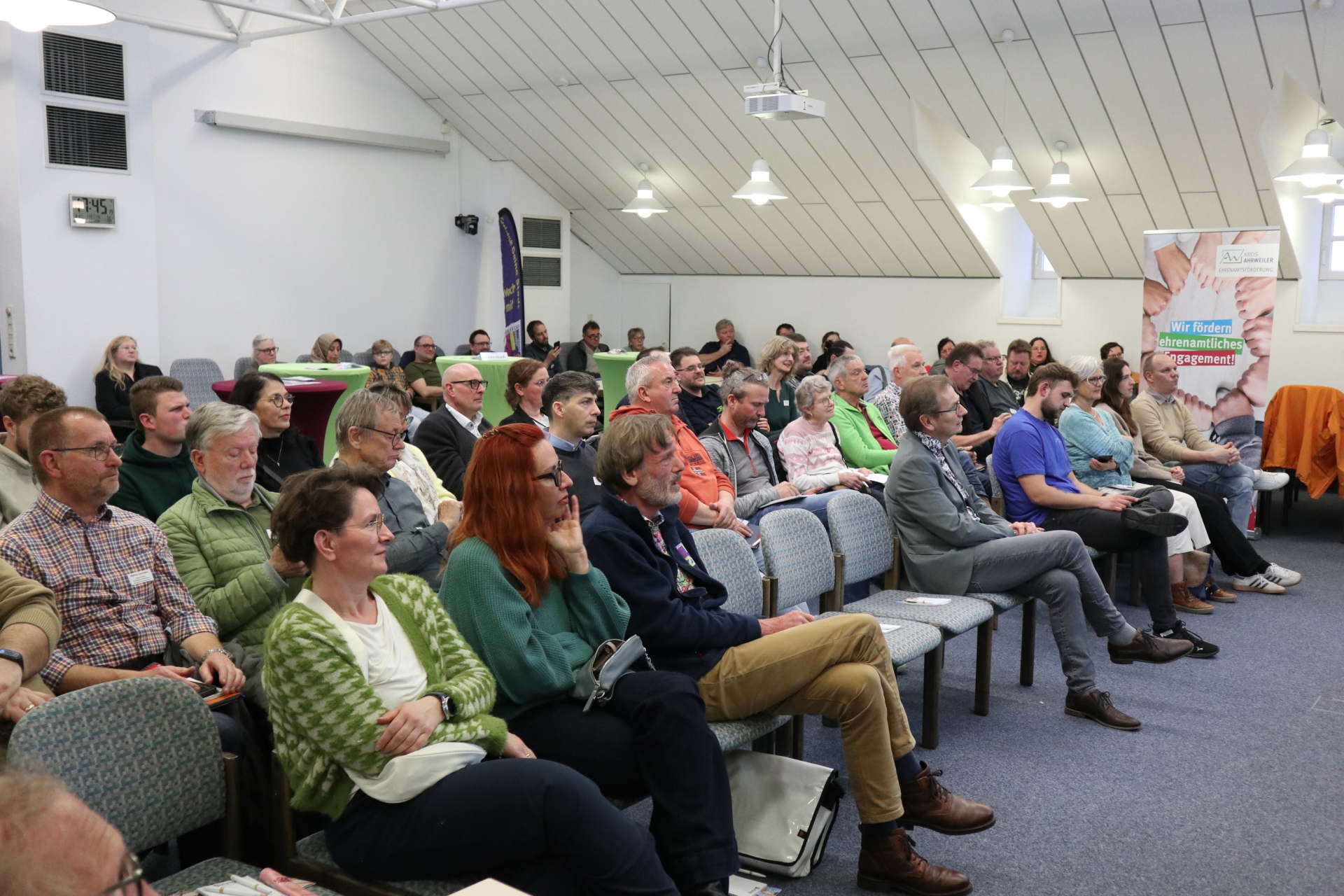 Das Foto zeigt Vertreter und Vertreterinnen Sinziger Vereine beim Vereinstreffen 2026