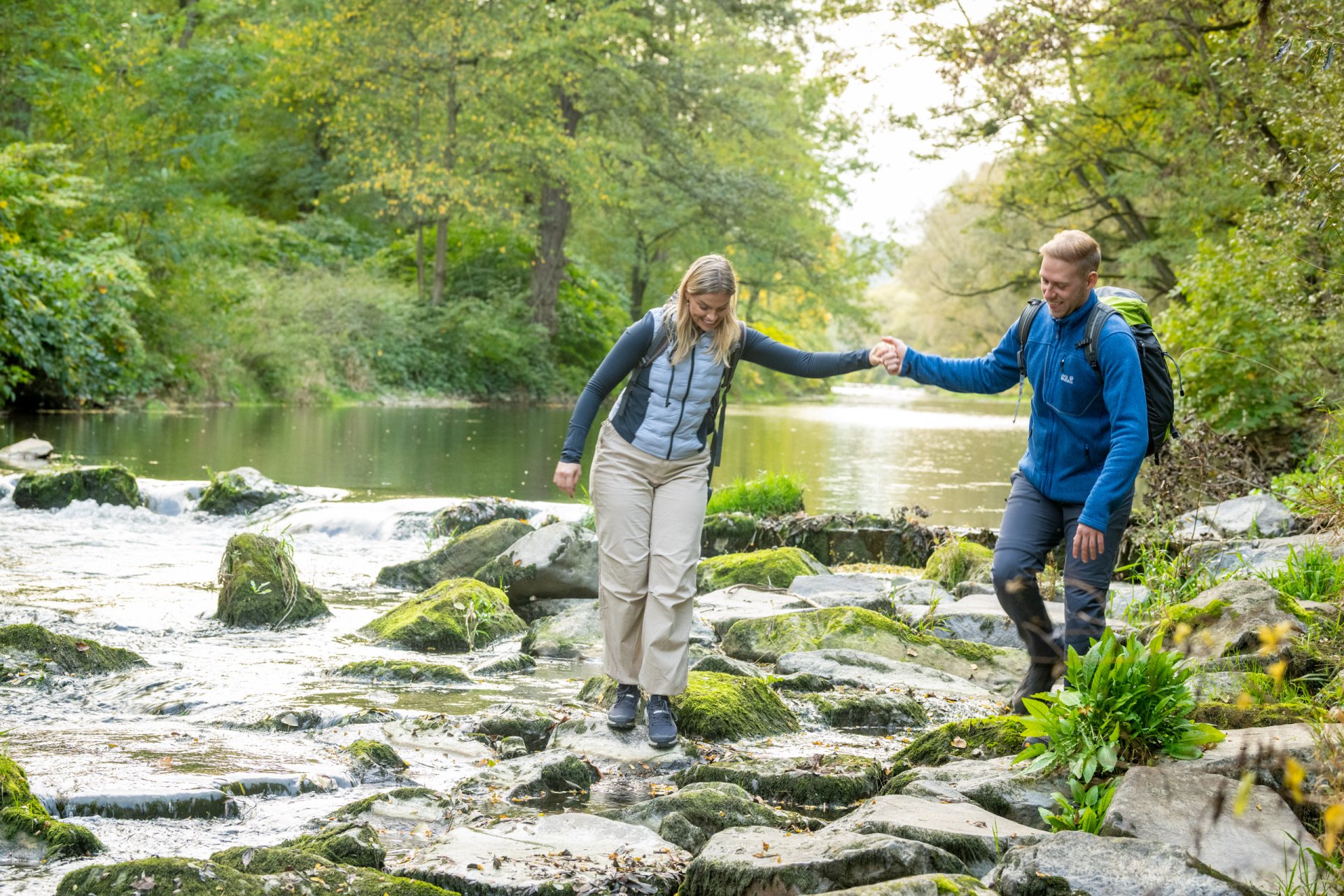 Das Foto zeigt ein junges Paar auf der neuen Wanderstrecke.