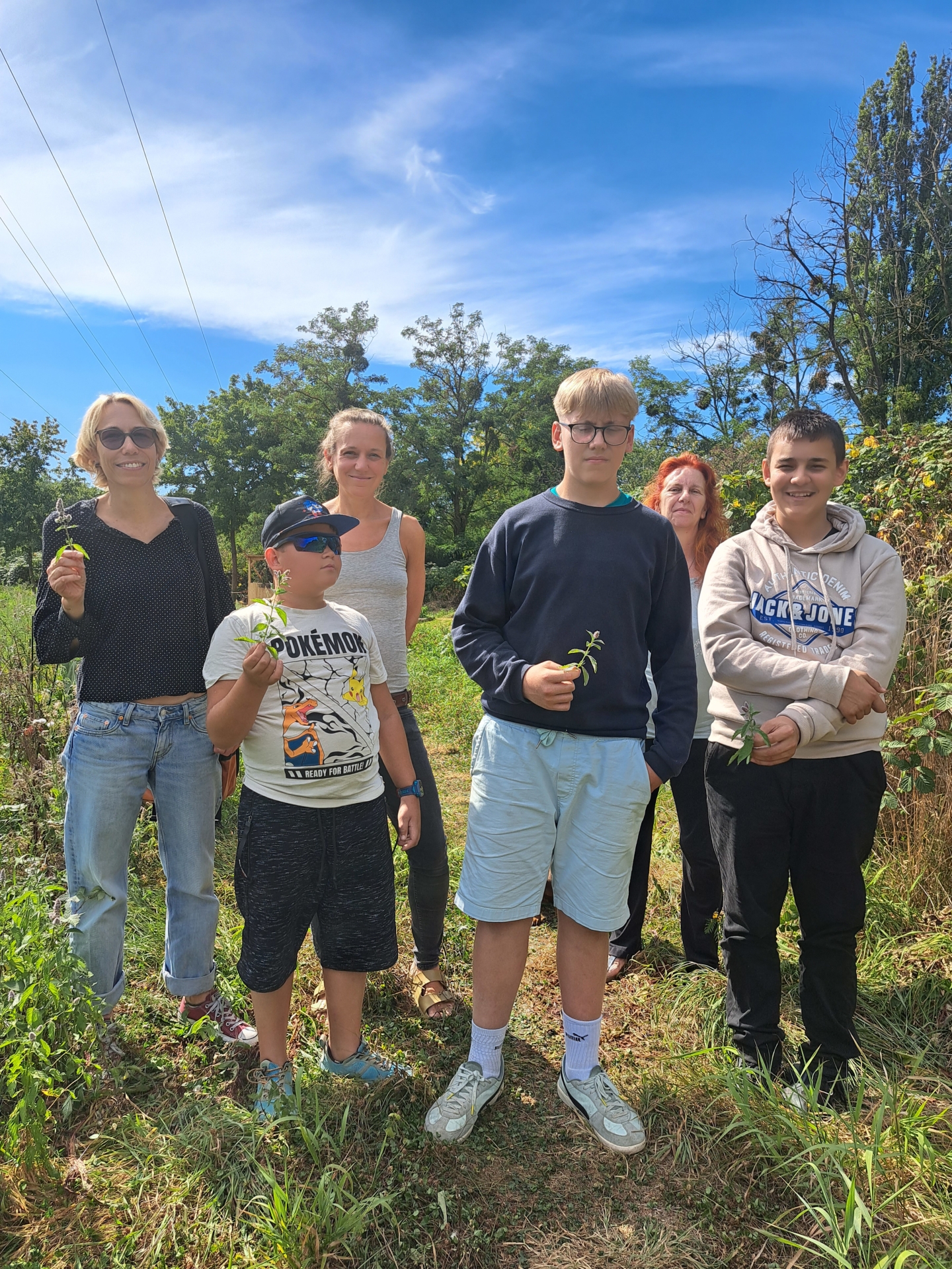 Das Foto zeigt die Mitglieder der Garten-AG der Janusz-Korczak-Schule im Gemeinschaftsgarten.