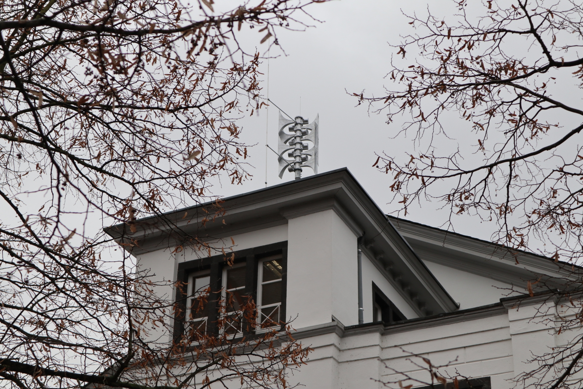 Das Foto zeigt die neue Sirene auf dem Sinziger Rathaus.