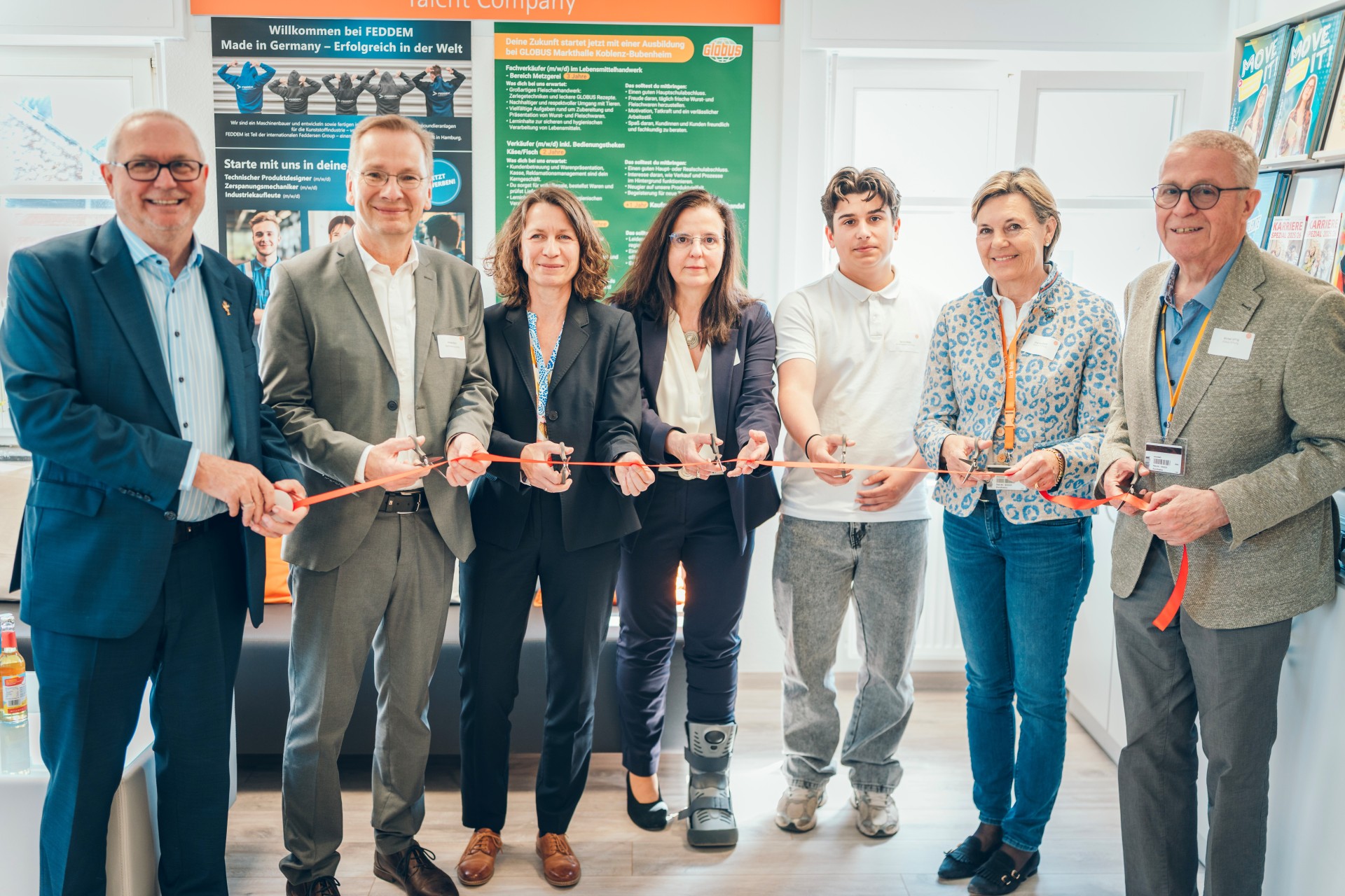 Das Foto zeigt die Beteiligten und Verantwortlichen zur Einrichtung der Strahlemann® Talent Company in Sinzig.