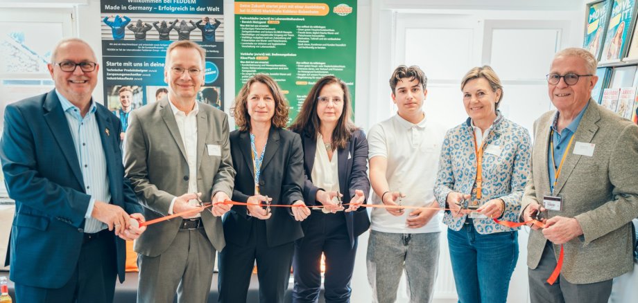 Das Foto zeigt die Beteiligten und Verantwortlichen zur Einrichtung der Strahlemann® Talent Company in Sinzig.