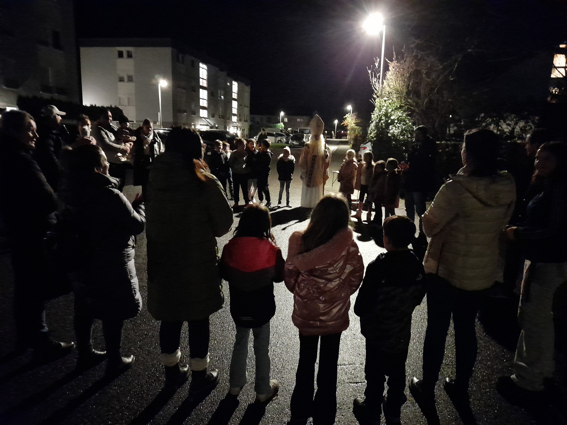 Das Foto zeigt den Nikolaus bei einem Besuch bei Sinziger Familien.