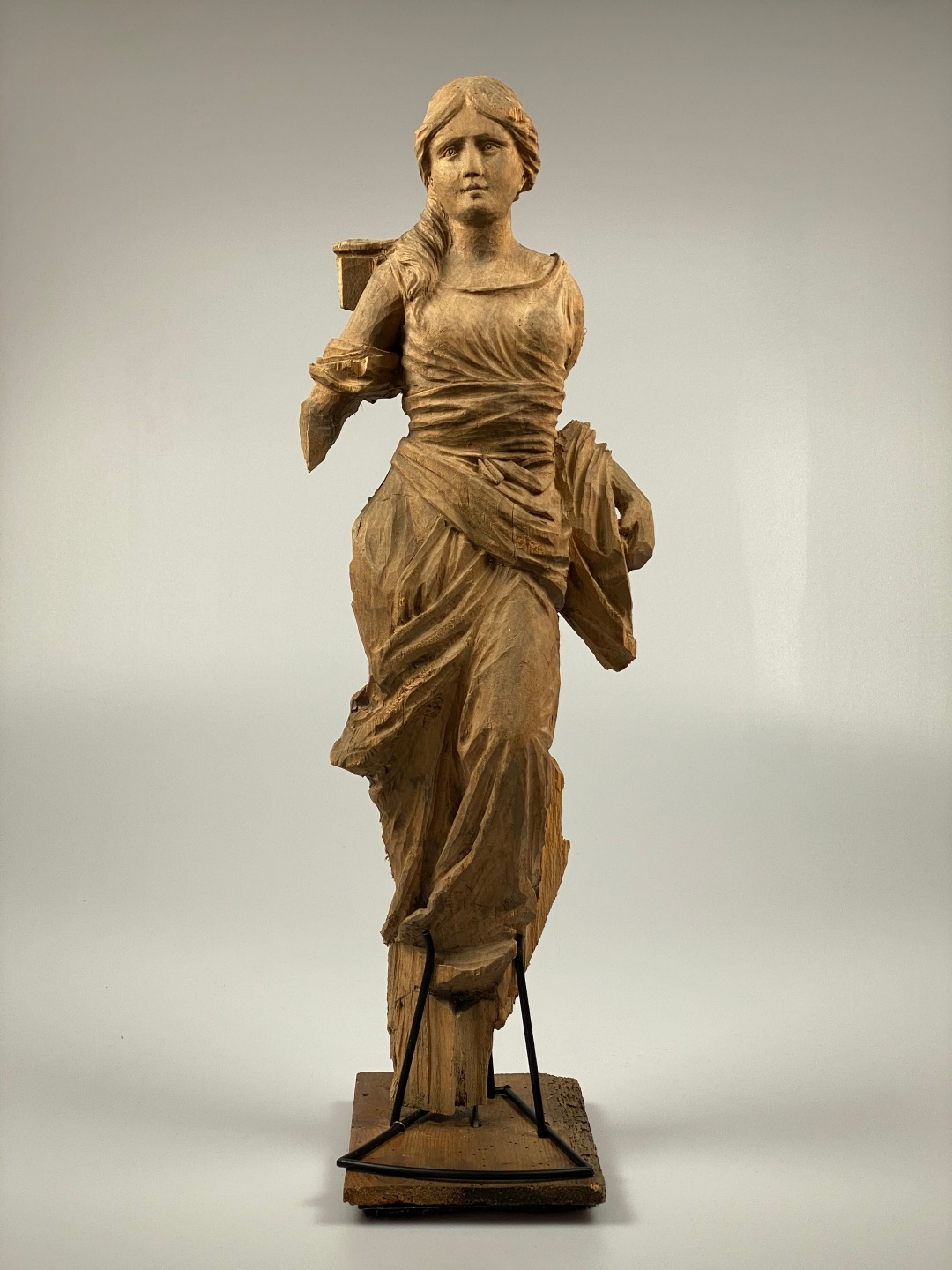 Das Foto zeigt eine Holzfigur, einen Neuzugang im Museum