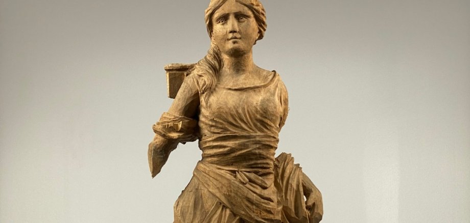 Das Foto zeigt eine Holzfigur, einen Neuzugang im Museum