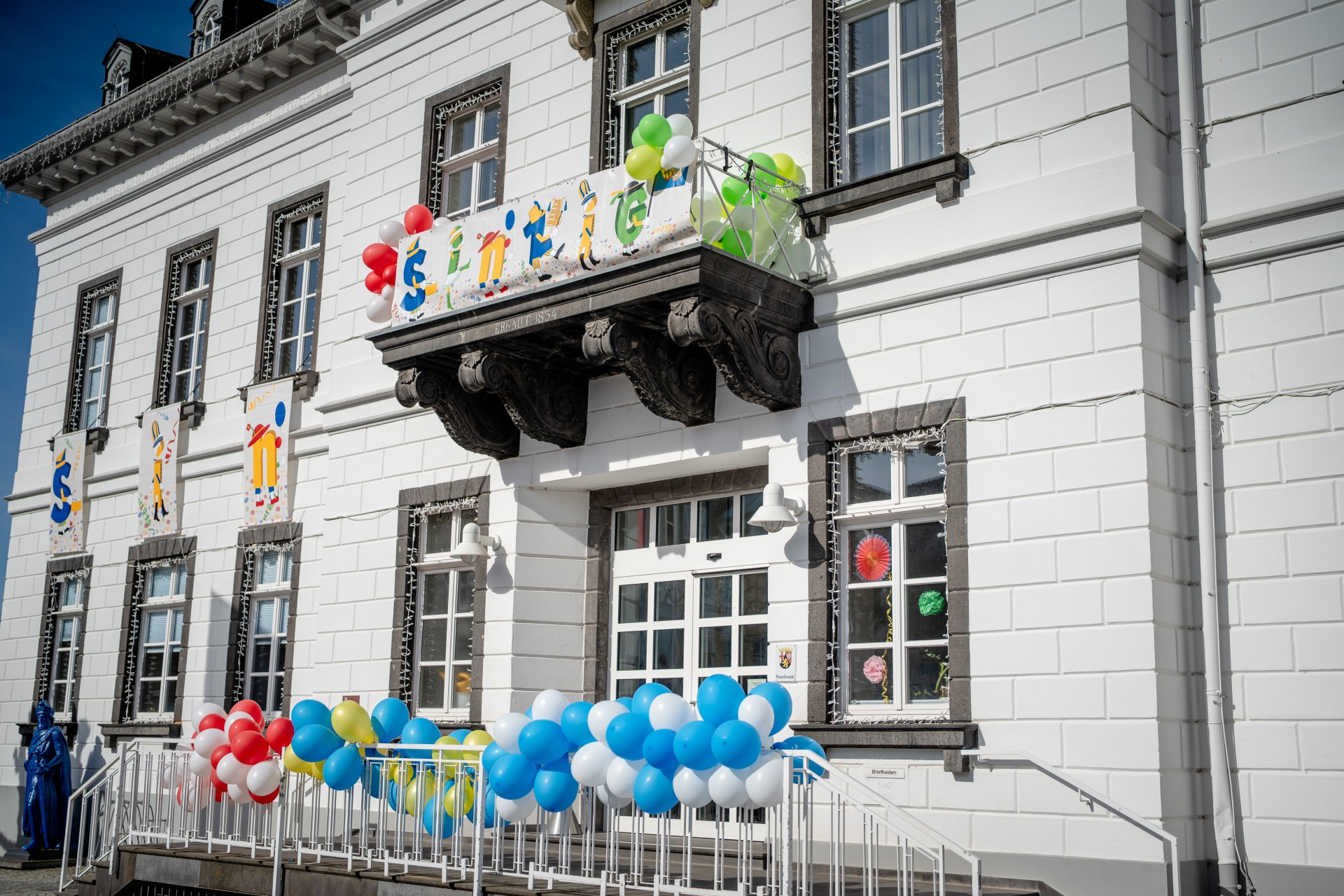 Das Bild zeigt das Sinziger Rathaus, geschmückt für Karneval.