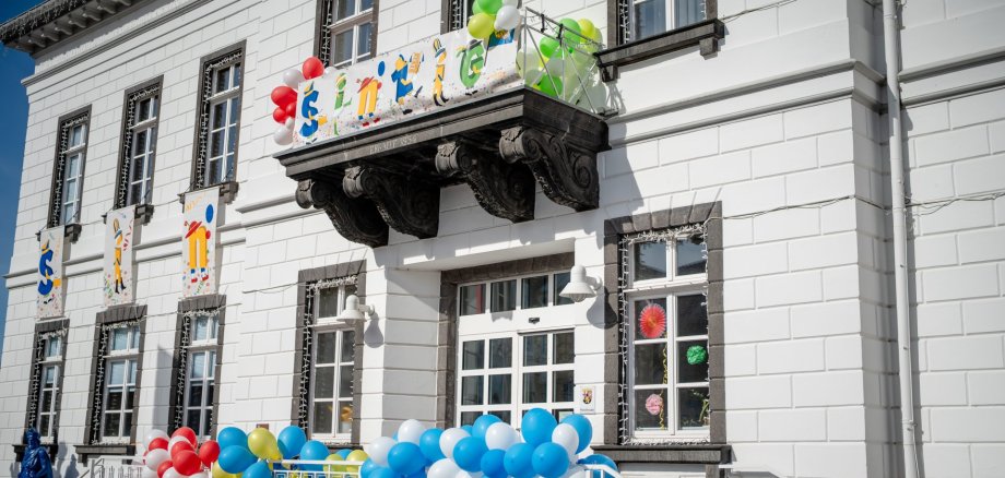 Das Bild zeigt das Sinziger Rathaus, geschmückt für Karneval.