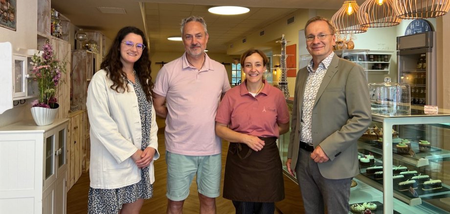 Das Foto zeigt die Inhaber der Patisserie Cannelle mit Bürgermeister Andreas Geron und Maike Mostert vom Stadtmarketing.