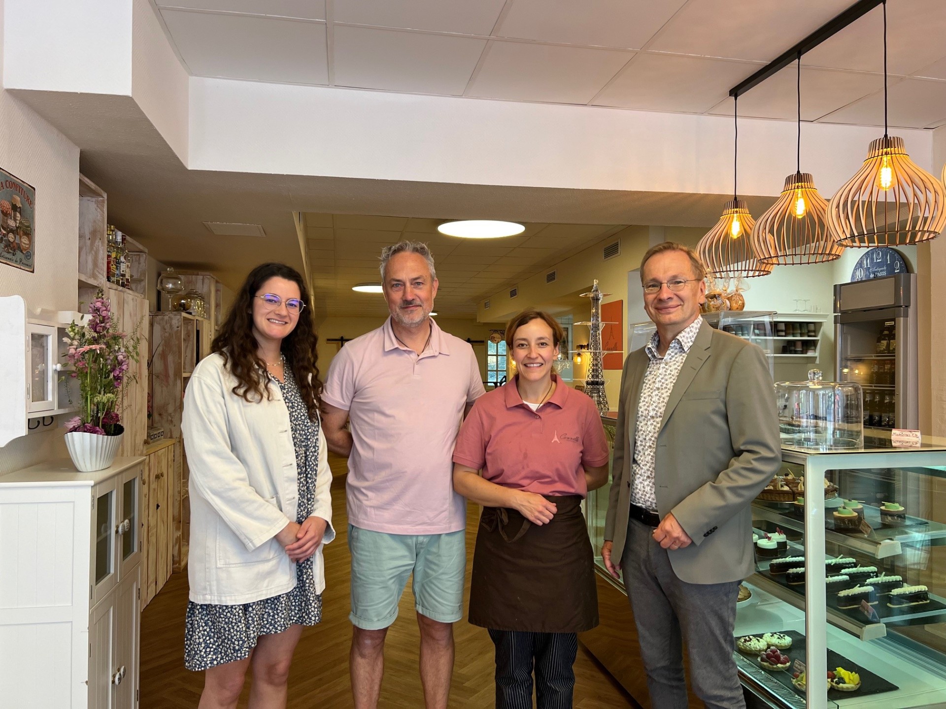 Das Foto zeigt die Inhaber der Patisserie Cannelle mit Bürgermeister Andreas Geron und Maike Mostert vom Stadtmarketing.