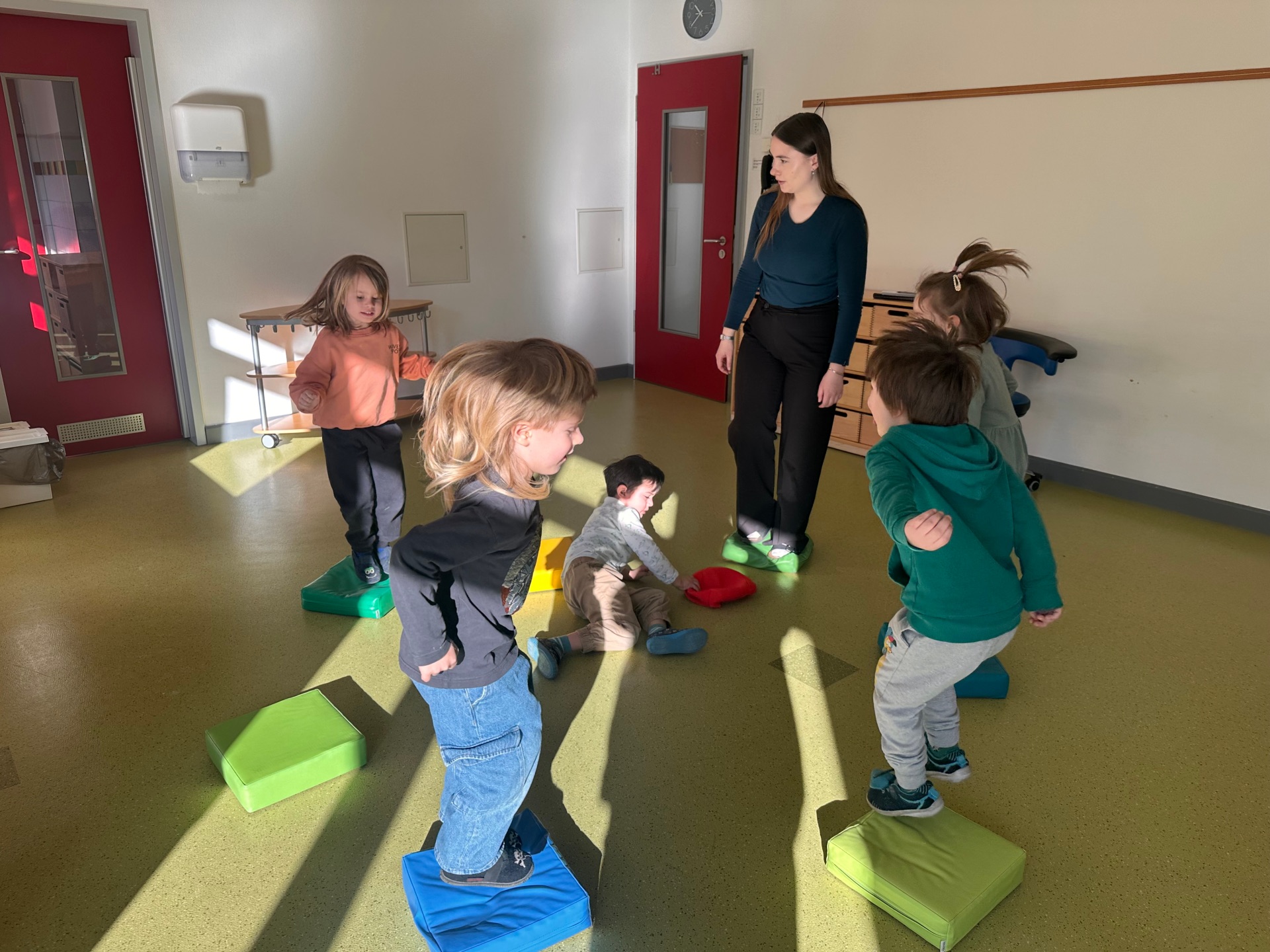 Das Foto zeigt die angehende Erzieherin Jule Kanebley mit den Kindern.