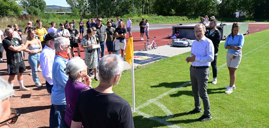 Gemeinsam mit Vertretern der beiden Vereine und der GEWI eröffnete Bürgermeister Geron die Rasenfläche.