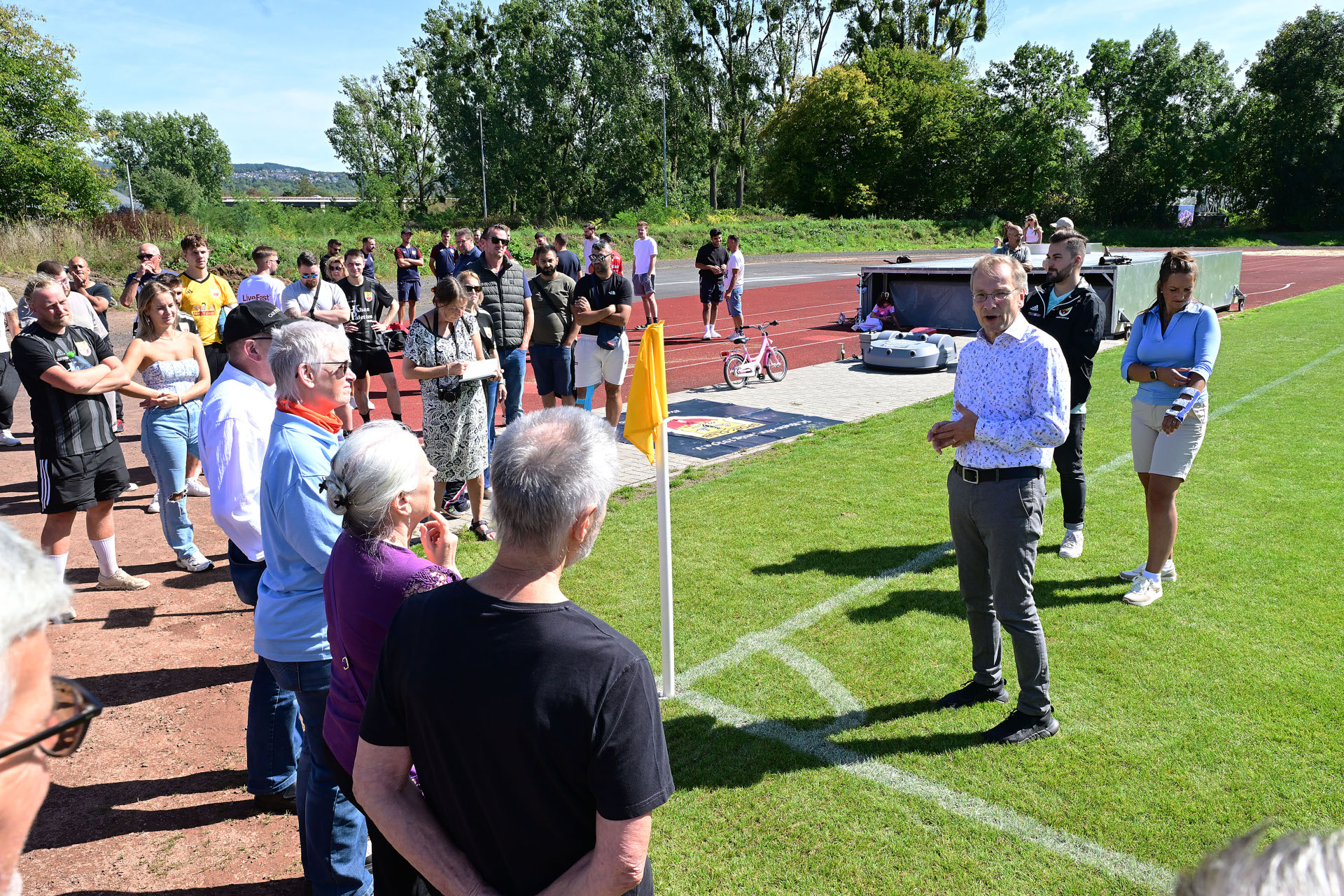 Gemeinsam mit Vertretern der beiden Vereine und der GEWI eröffnete Bürgermeister Geron die Rasenfläche.