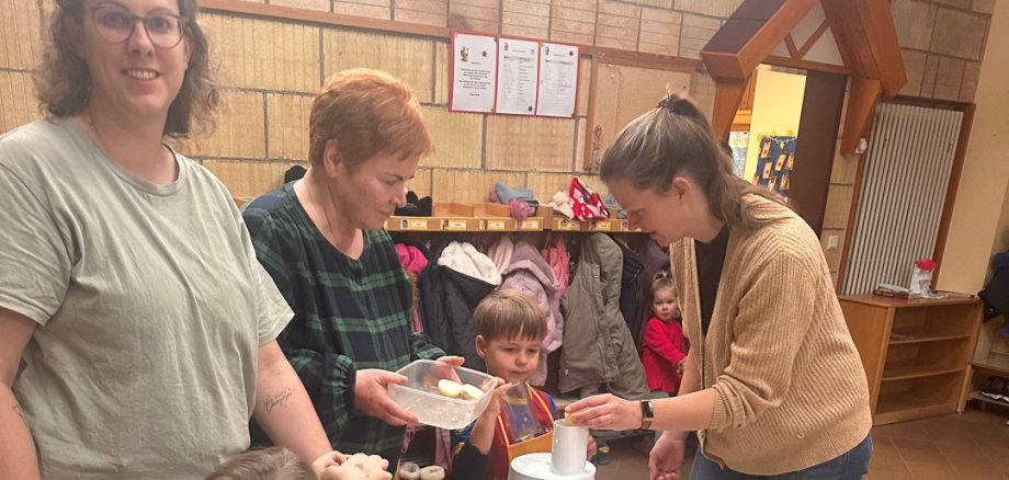 Kita Storchennest kocht interkulturell Das Foto zeigt Mütter und Kinder der Kita Storchennest beim Kochen.