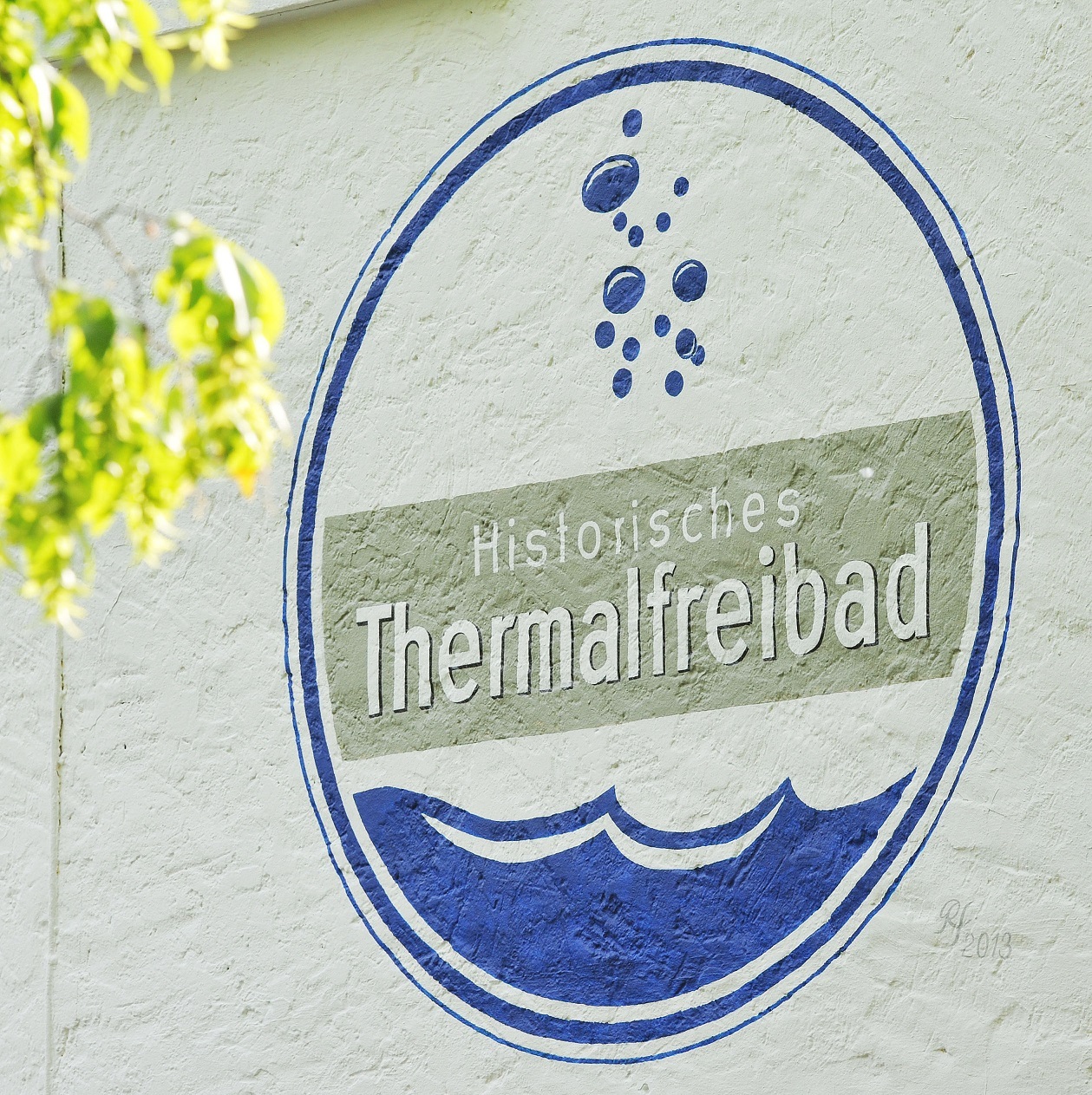 Das Foto zeigt das Eingangschild zum von der Ahrflut zerstörten Thermalbad in Bad Bodendorf.