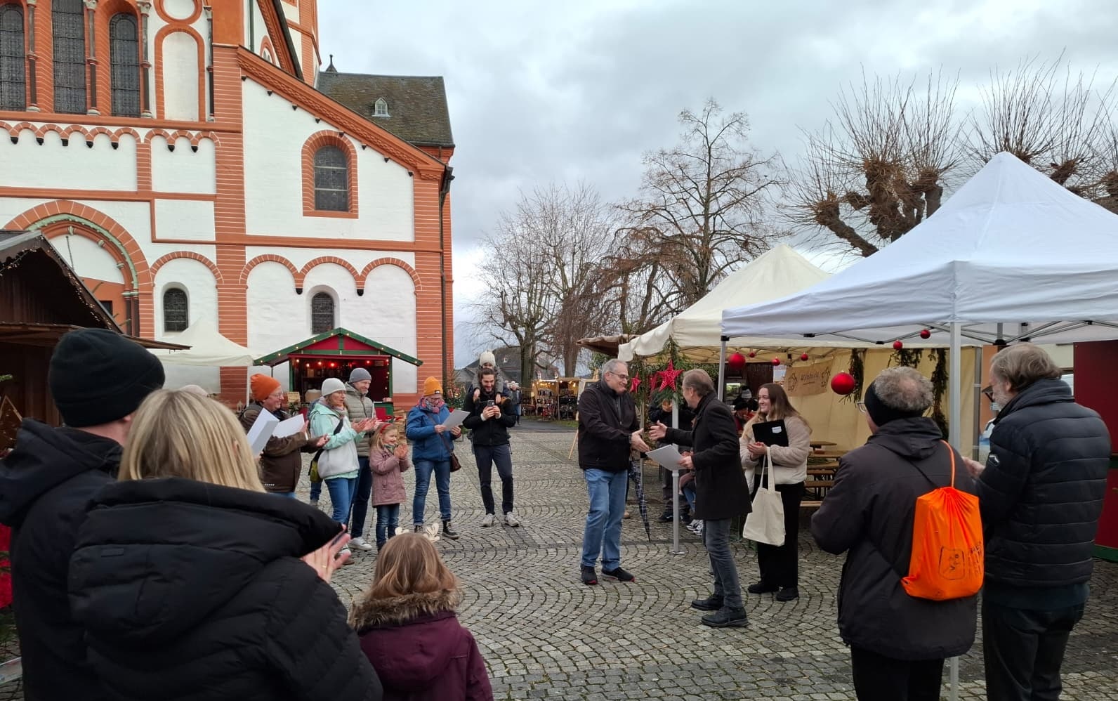 Das Foto zeigt Bürgermeister Andreas Geron und die Gewinnerinnen und Gewinner des Stadtradelns 2025.
