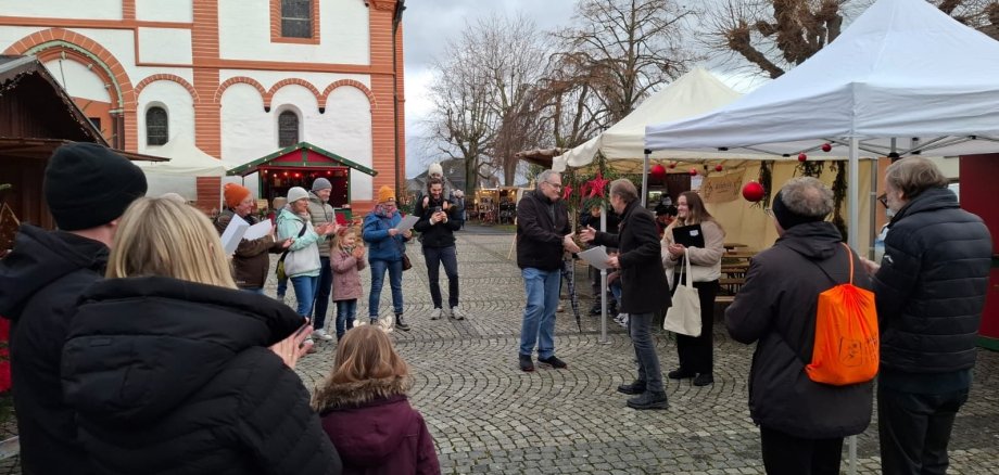 Preisverleihung STADTRADELN 2025 in Sinzig Das Foto zeigt Bürgermeister Andreas Geron und die Gewinnerinnen und Gewinner des Stadtradelns 2025.