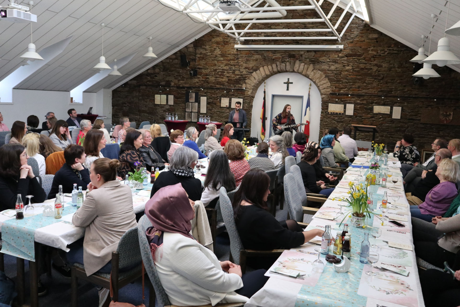 Das Foto zeigt die Besucherinnen der Frauentagveranstaltung im Sinziger Ratssaal.