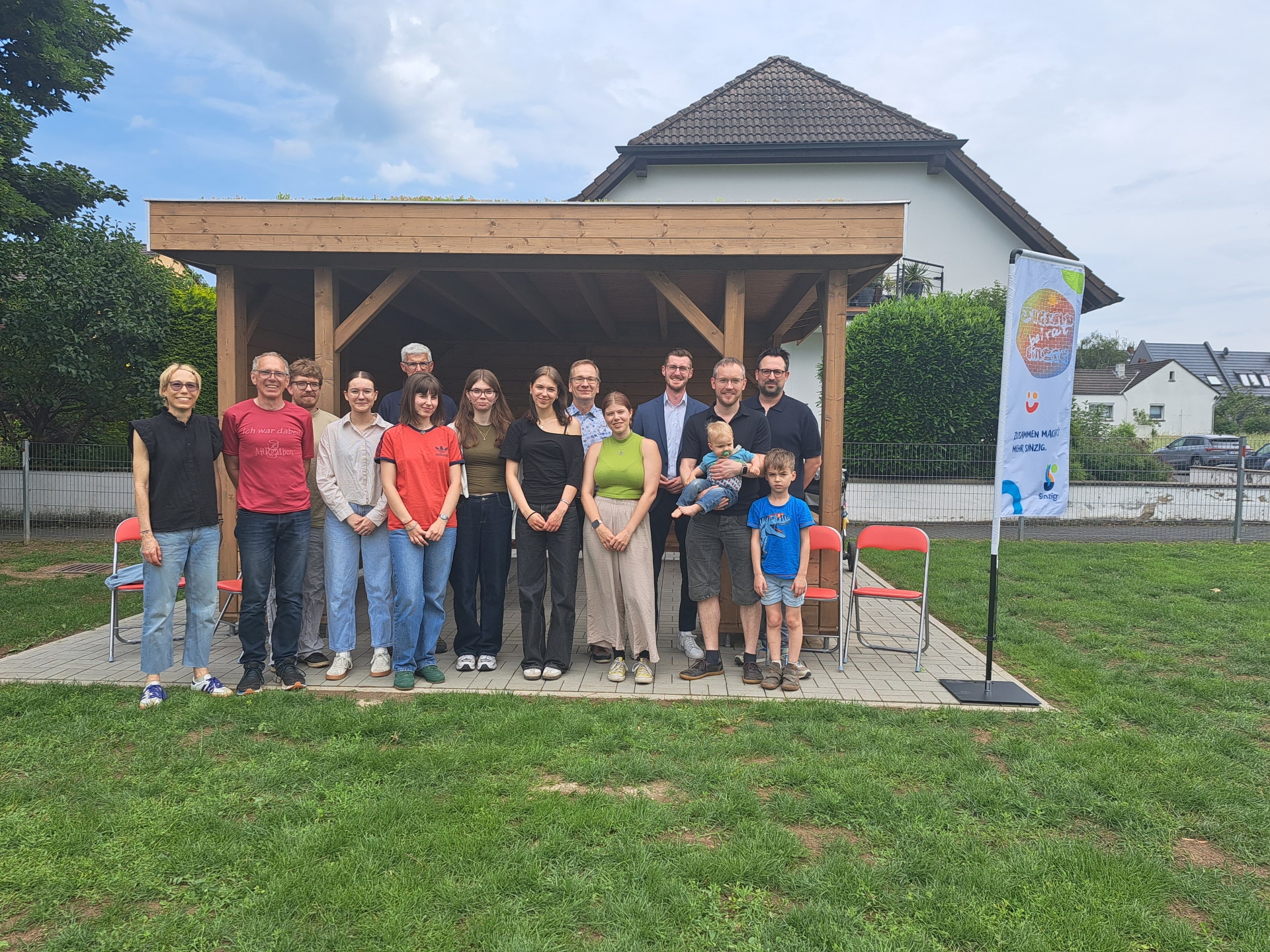 Das Foto zeigt Mitglieder des Jugendbeirats mit weiteren Gästen bei der Eröffnung der neuen Hütte.