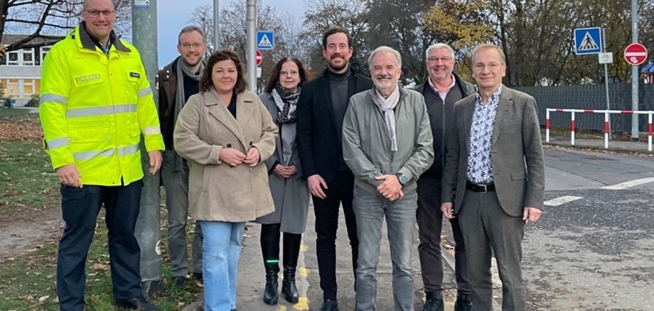 Stadt, Polizei und AG Sicherer Schulweg verstärken Zusammenarbeit. Das Foto zeigt Vertreterinnen und Vertreter der Stadt Sinzig, der Polizei Remagen und der AG Sicherer Schulweg.