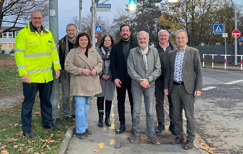 Das Foto zeigt Vertreterinnen und Vertreter der Stadt Sinzig, der Polizei Remagen und der AG Sicherer Schulweg.