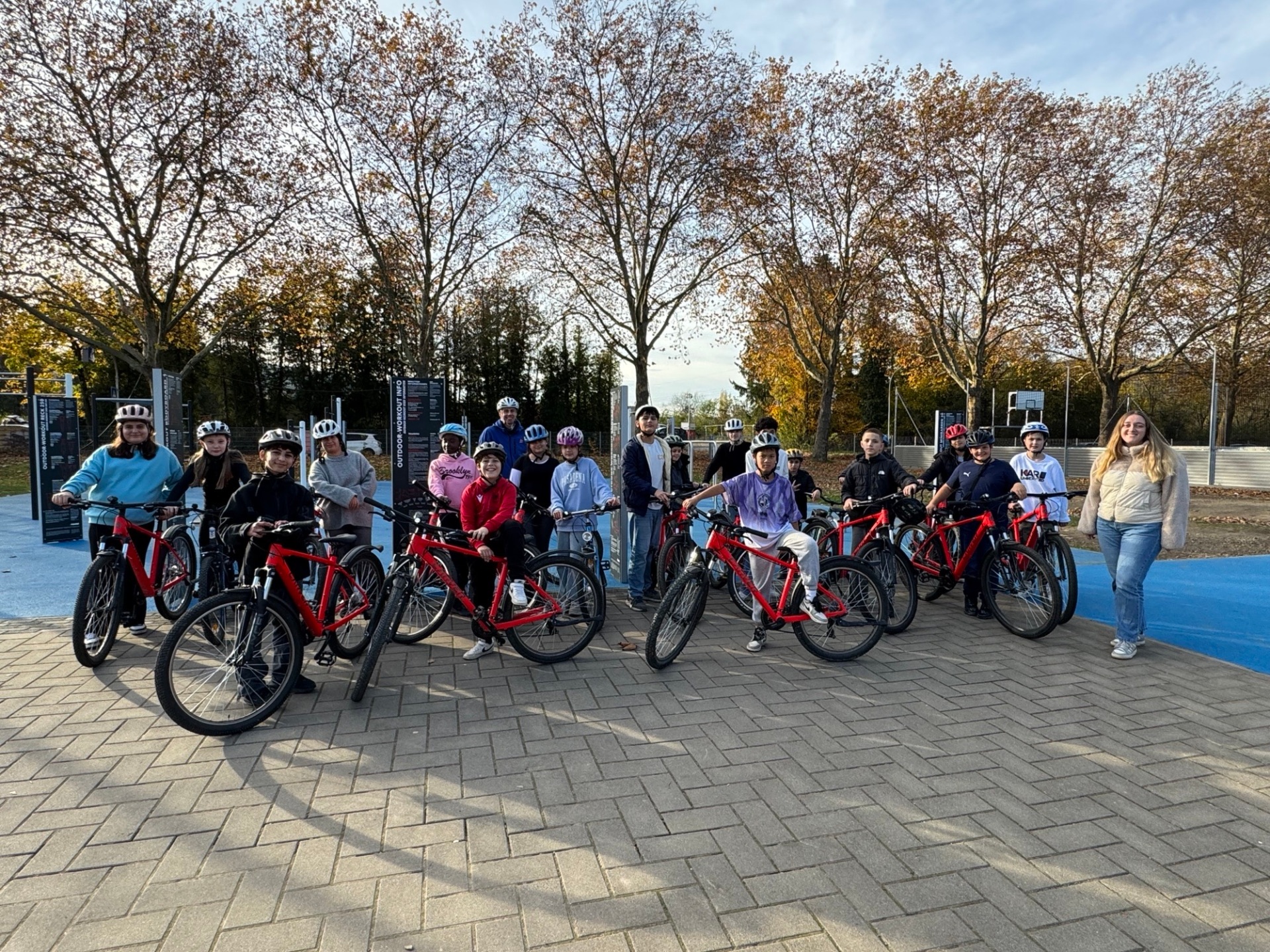 Das Foto zeigt die Fahrrad AG Barbarossaschule Sinzig mit Klimaschutzmanagerin Christin Nikolay.