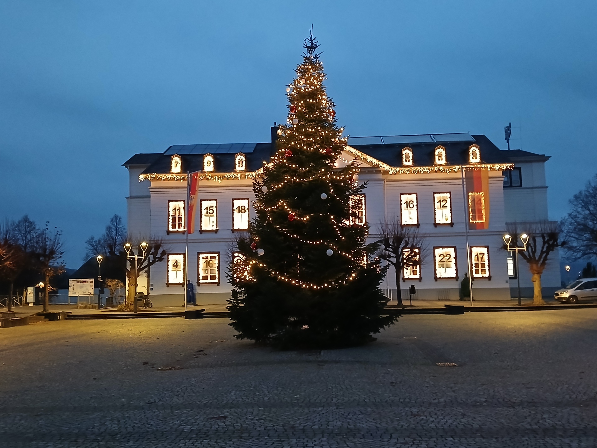 Das Foto zeigt den Weihnachtsbaum vor dem Sinziger Rathaus.