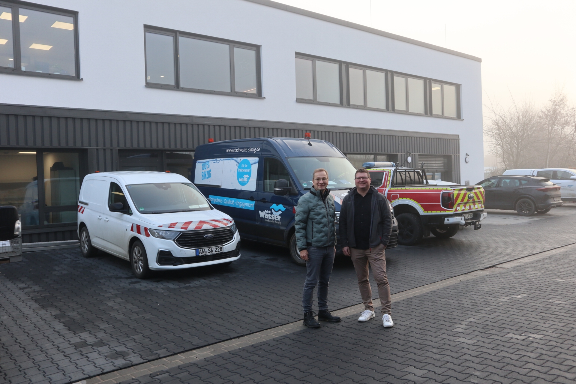 Das Foto zeigt Bürgermeister Geron und Werkleiter Lohre vor dem neuen Betriebsgebäude.