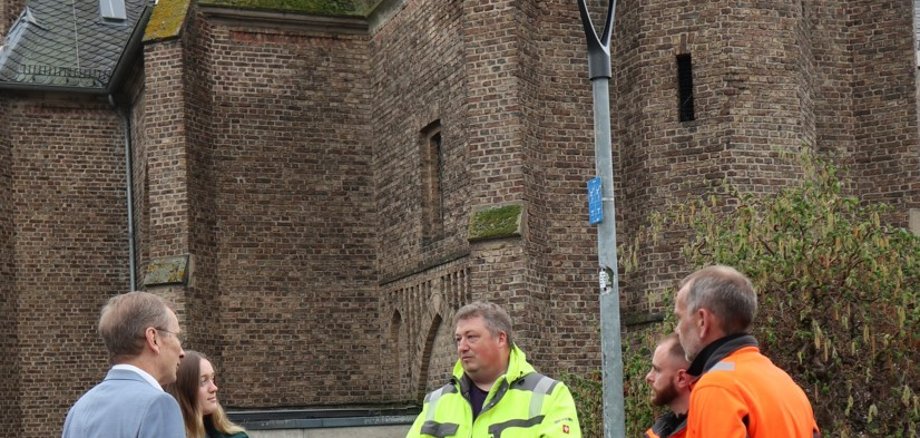 Das Foto zeigt Bürgermeister Andreas Geron und Mitarbeiter der Stadt und der Stadtwerke vor einer neuen LED-Leuchte in Bad Bodendorf.