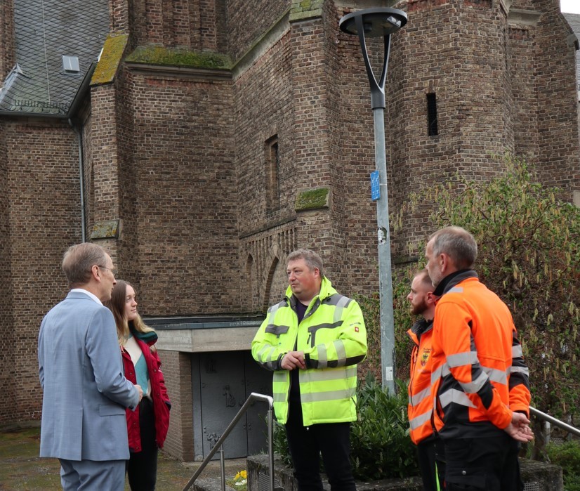 Das Foto zeigt Bürgermeister Andreas Geron und Mitarbeiter der Stadt und der Stadtwerke vor einer neuen LED-Leuchte in Bad Bodendorf.