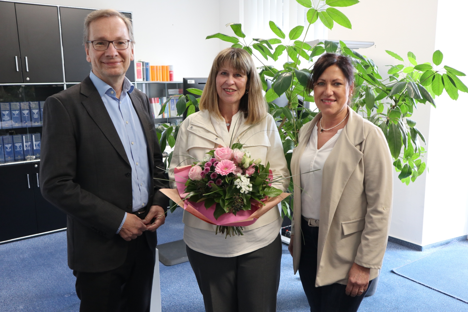 Das Foto zeigt Hedwig Schneider, die von Bürgermeister Andreas Geron und der Leiterin des Fachbereichs Finanzen, Antje Thürmer verabschiedet wird.