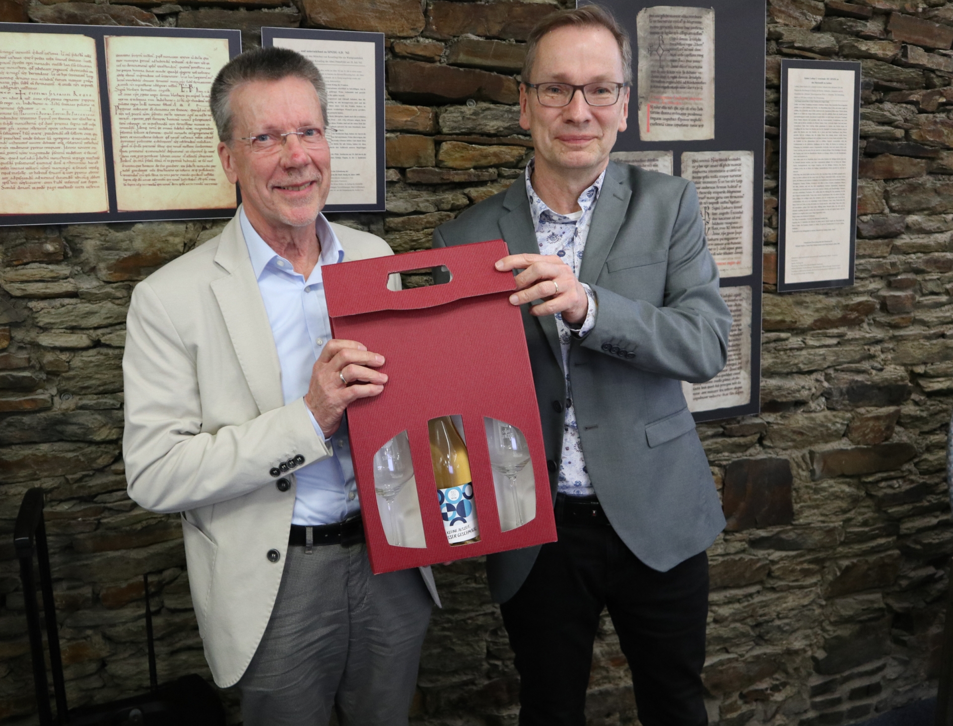 Das Foto zeigt Jürgen Menge und Bürgermeister Andreas Geron.