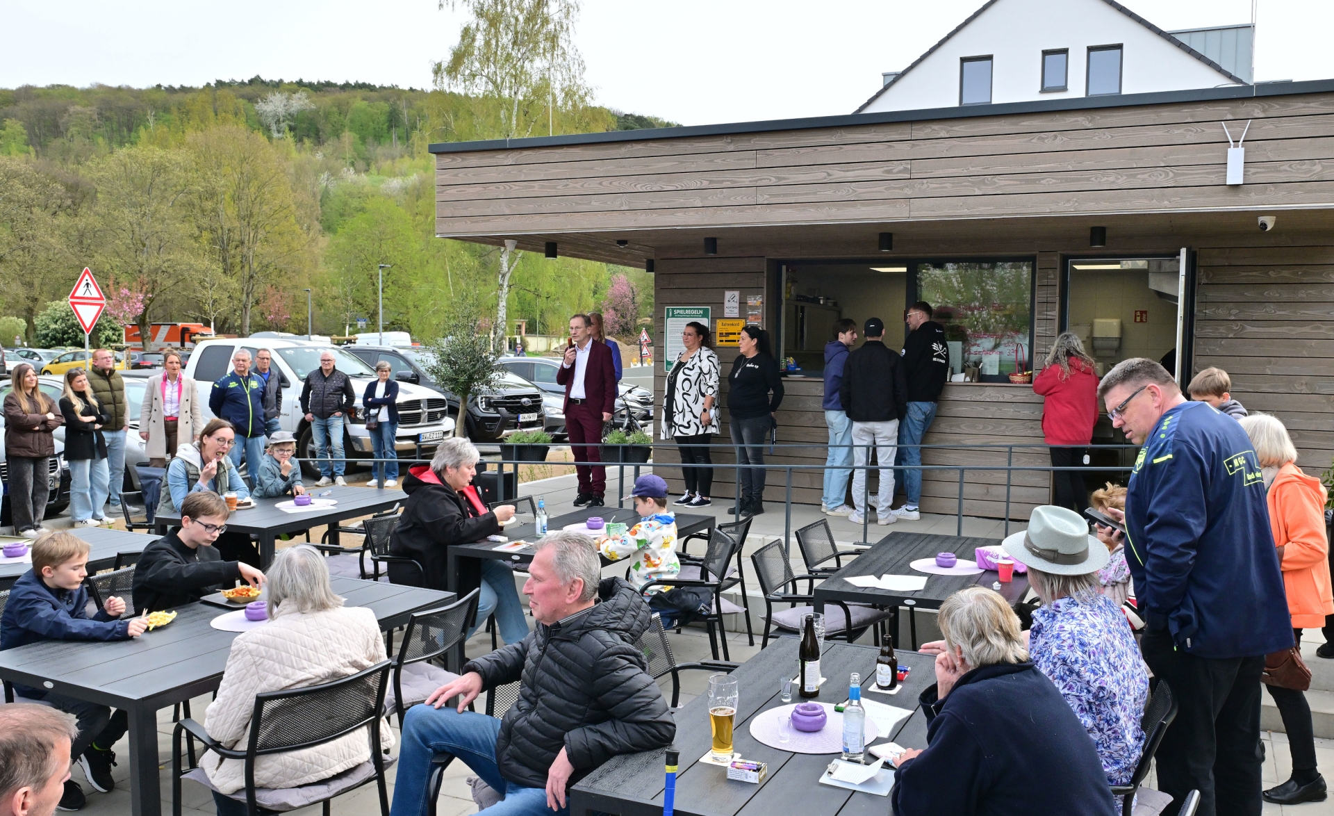 Das Foto zeigt Bürgermeister Andreas Geron und Besucherinnen und Besucher der Eröffnungsfeier.