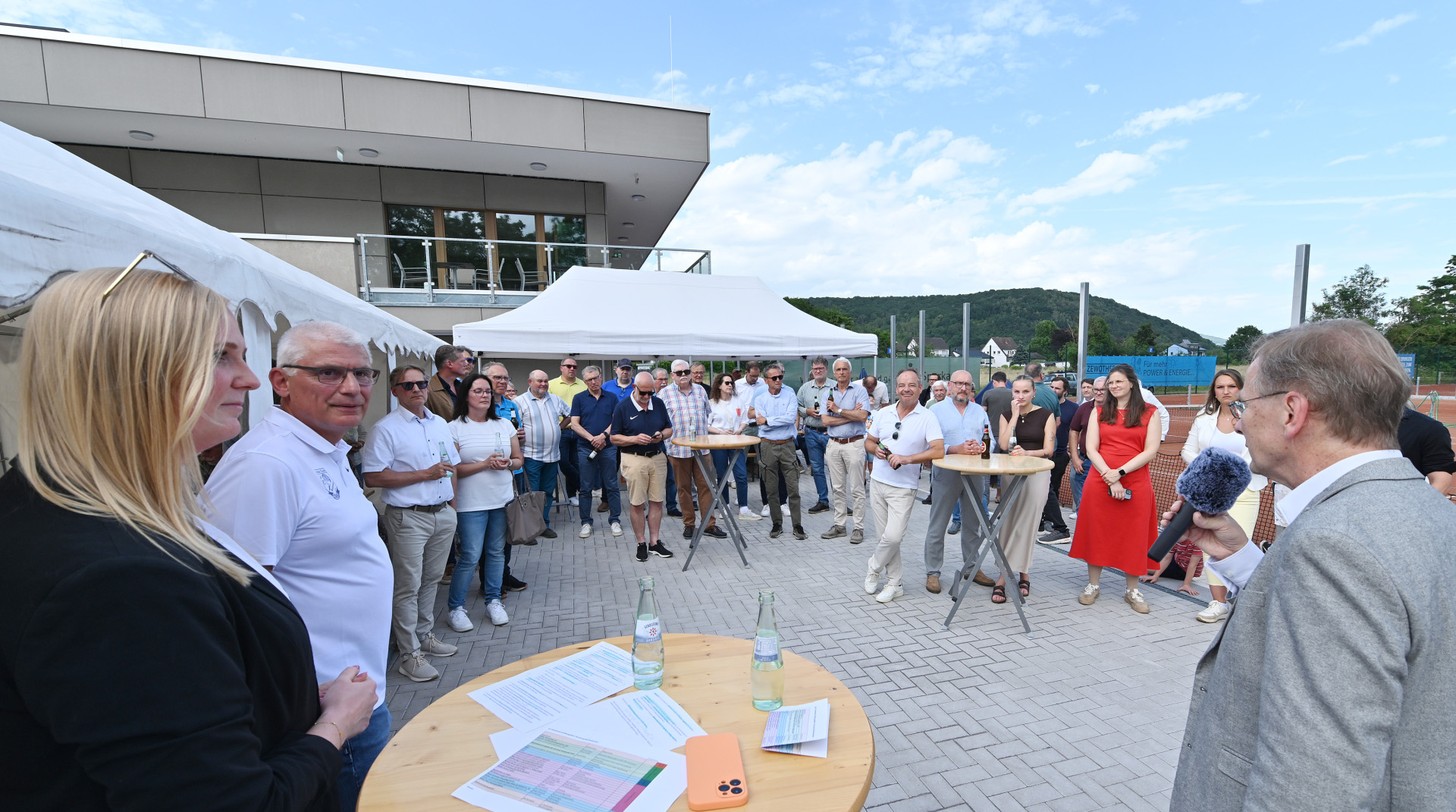 Das Foto zeigt die Wiederaufbaufeier auf dem Gelände des TC Bad Bodendorf.