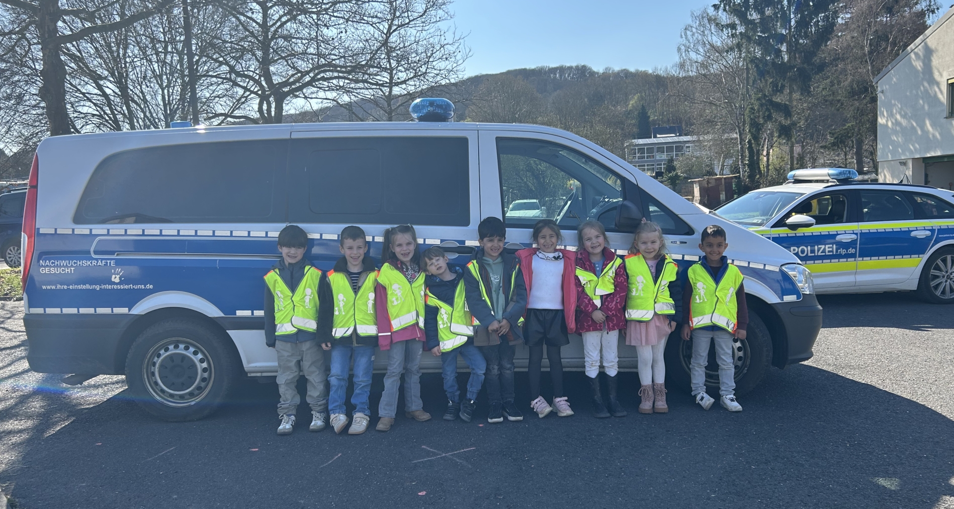 Das Foto zeigt die Vorschulkinder der Kita Storchennest bei der Verkehrserziehung.