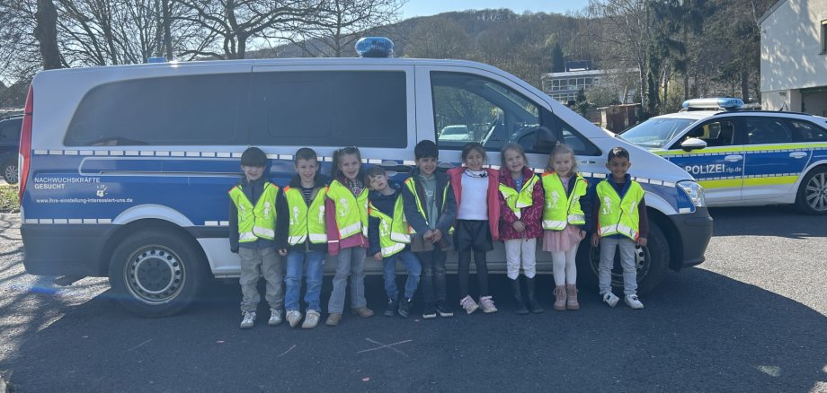 Das Foto zeigt die Vorschulkinder der Kita Storchennest bei der Verkehrserziehung.