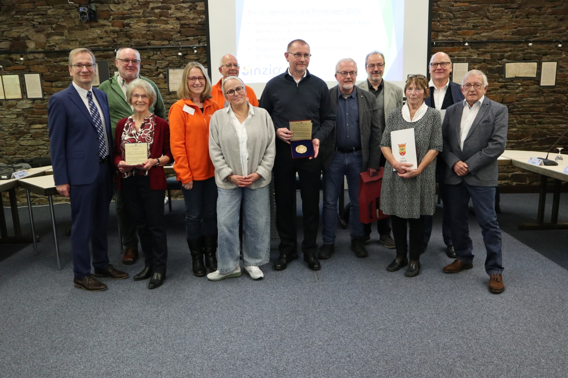 Das Foto zeigt die Preisträger des „Sinziger Ehrenamtspreises“ 2025 gemeinsam mit Bürgermeister Geron.