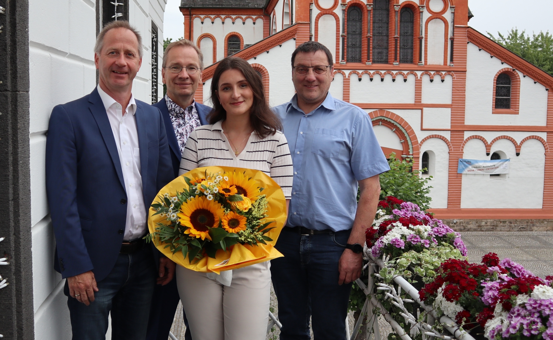 Das Foto zeigt Bürgermeister Andreas Geron (2.v.l.), Büroleiter Markus Jüris (l.) und Wehrleiter Andreas Braun (r.) mit Albina Greguri.