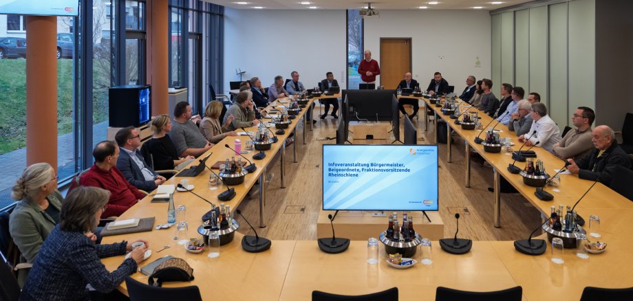 Im Grafschafter Rathaus informierten Vertreter der evm-Gruppe die kommunalen Vertreter über die bevorstehende Netzübernahme.