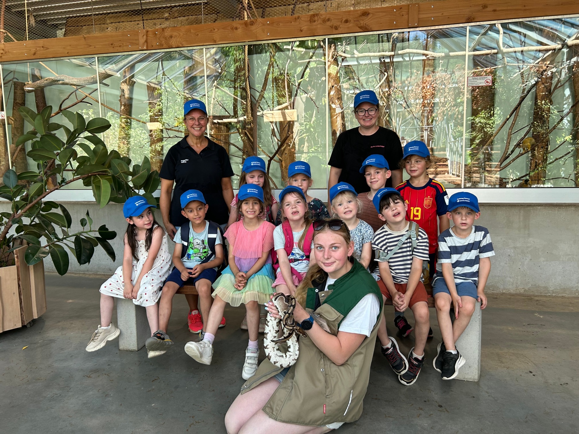 Das Foto zeigt die Kinder im Zoo Neuwied