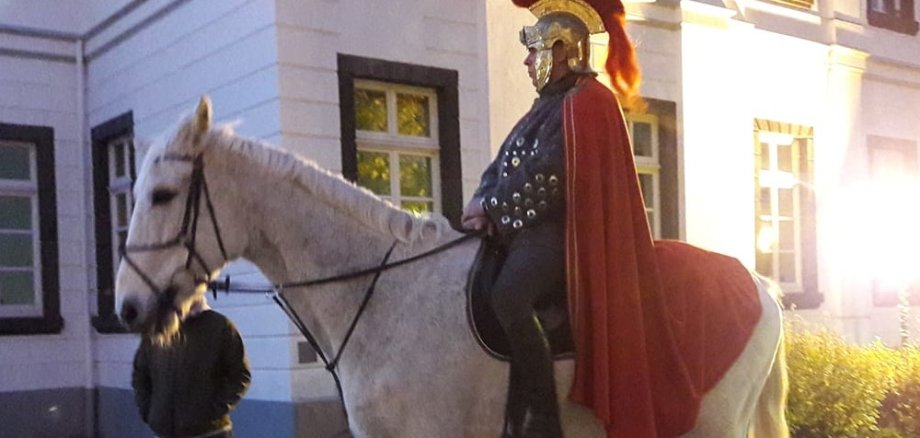 Das Bild zeigt Sankt Martin auf seinem Pferd am Sinziger Rathaus.