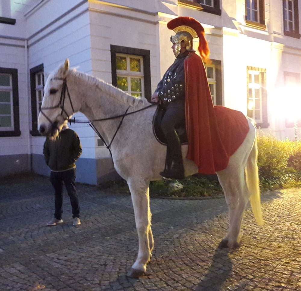 Das Bild zeigt Sankt Martin auf seinem Pferd am Sinziger Rathaus.