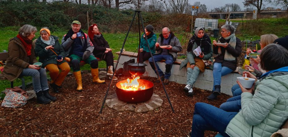 Das Foto zeigt die Gartenfreunde auf der Weihnachtsfeier im Gemeinschaftsgarten.