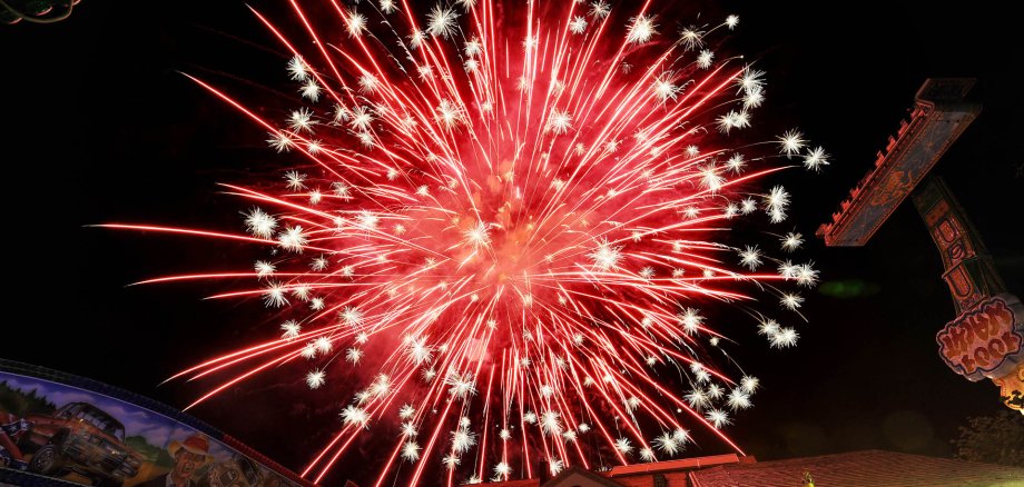Das Foto zeigt ein Feuerwerk zur Sinziger Kirmes.
