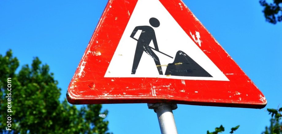 Diese Foto zeigt ein Baustellen-Hinweisschild