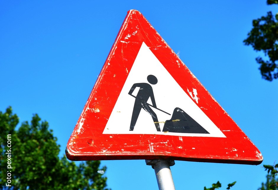Diese Foto zeigt ein Baustellen-Hinweisschild