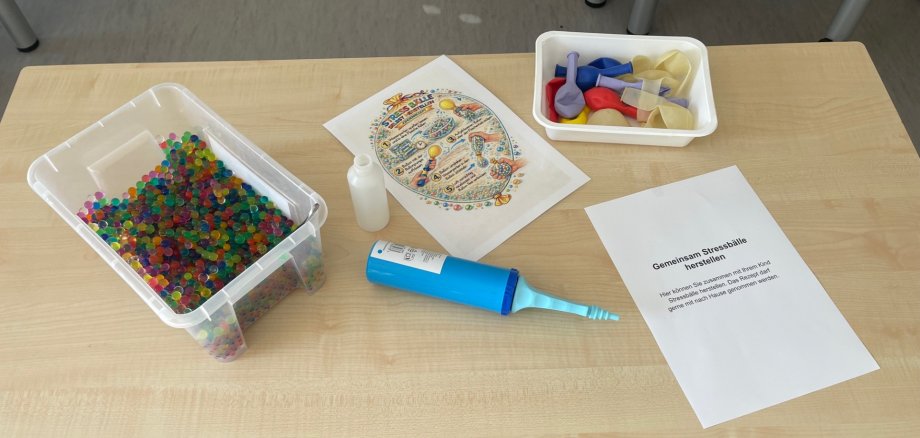 Gemeinsam wurden auch Antistressbällen gefüllt mit Wasserperlen hergestellt. Das Foto zeigt Materialien zur Herstellung von Antistressbällen mit Wasserperlen.