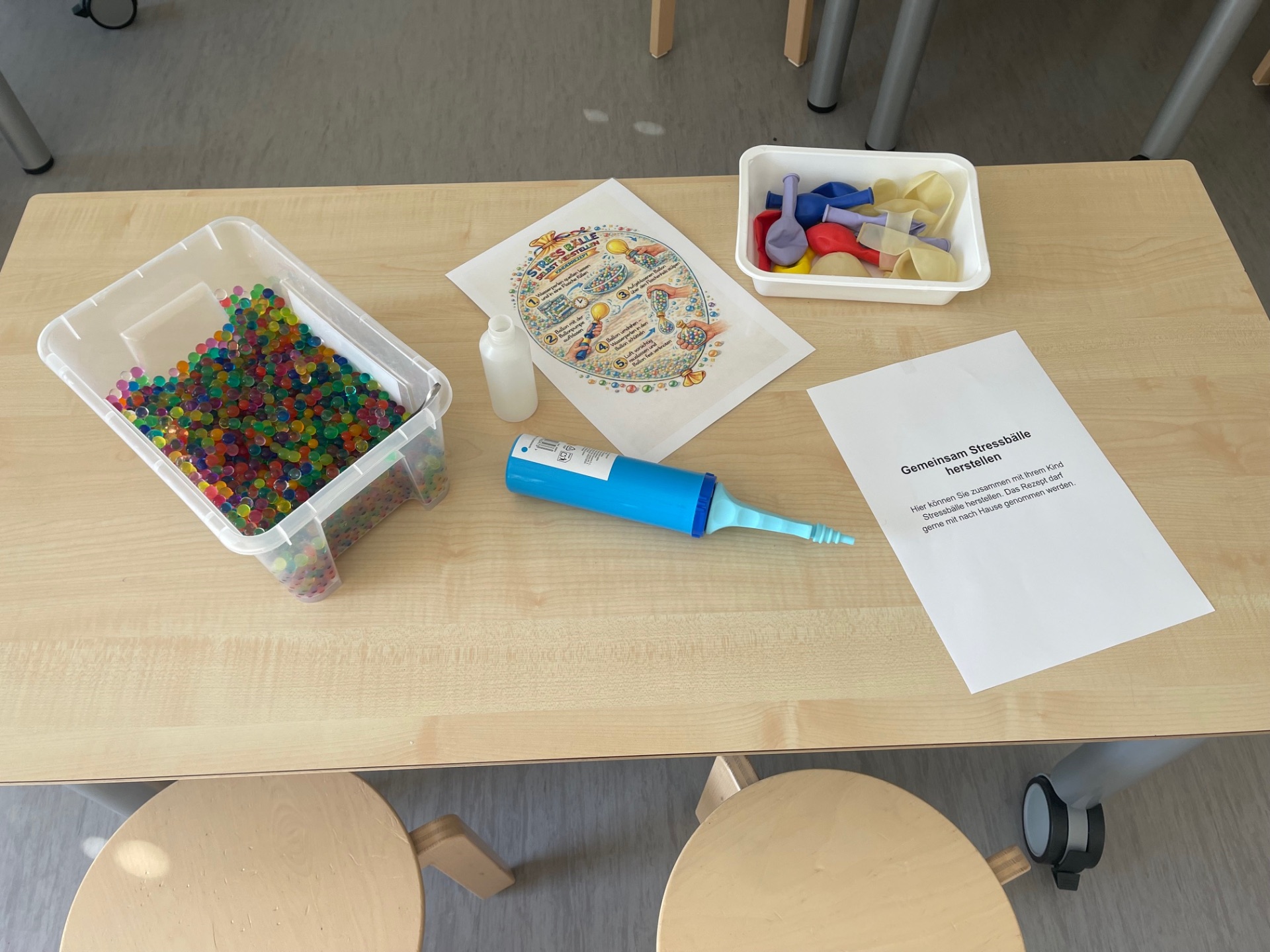 Das Foto zeigt Materialien zur Herstellung von Antistressbällen mit Wasserperlen.
