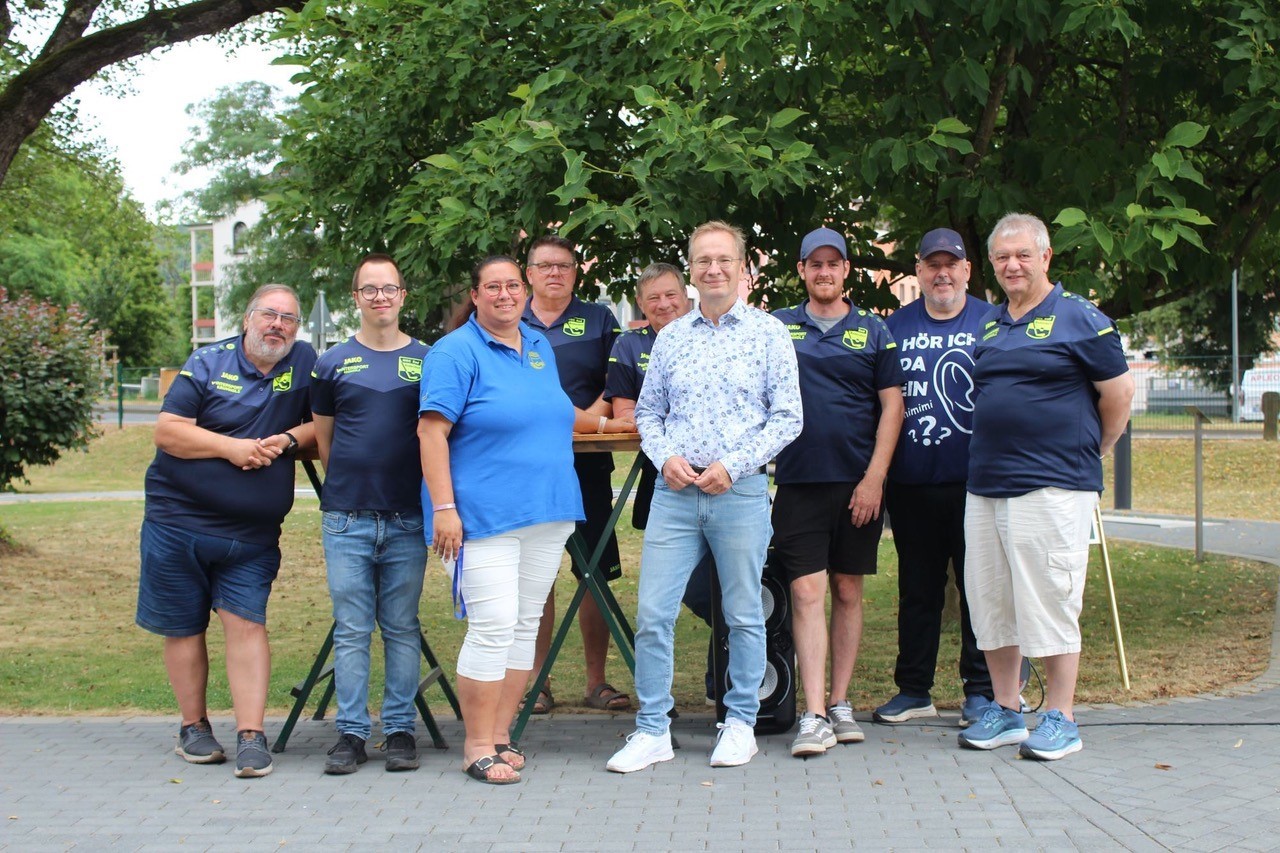 Das Foto zeigt Mitglieder des MGC Bad Bodendorf mit Bürgermeister Andreas Geron.