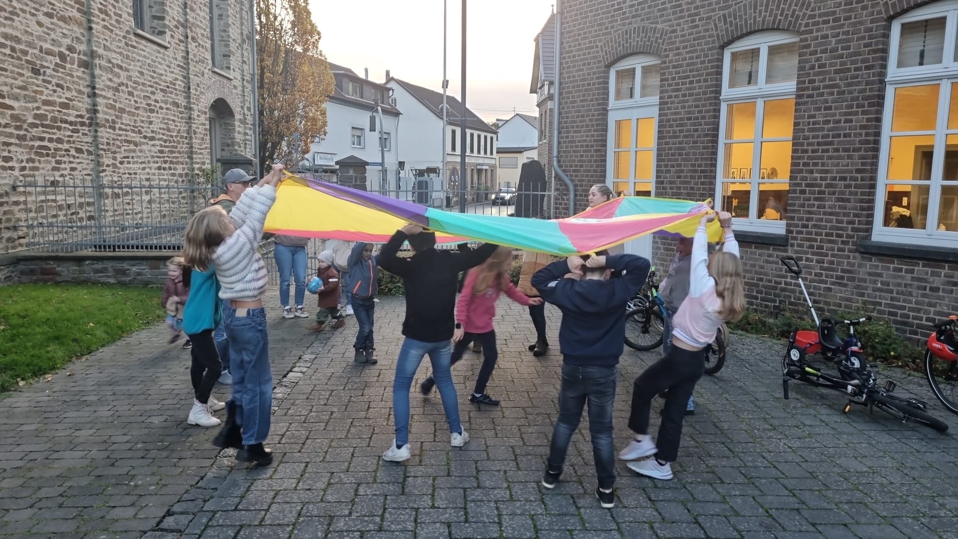 Das Bild zeigt mehrere draußen spielende Kinder.